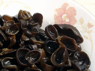 สารสกัดจากเห็ดดํา สับที่มีโพลิสาคาริด 10% สามารถละลายในน้ําเพื่อควบคุมน้ําตาลในเลือดและอาหารทํางานสําหรับโรคลดไขมัน